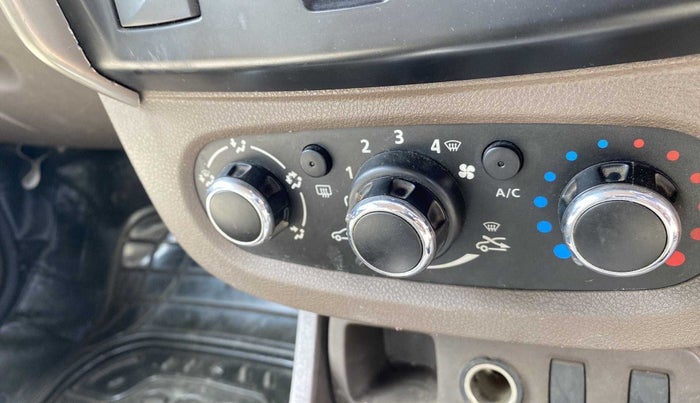 2017 Renault Duster RXL PETROL, Petrol, Manual, 47,530 km, AC Unit - Directional switch has minor damage