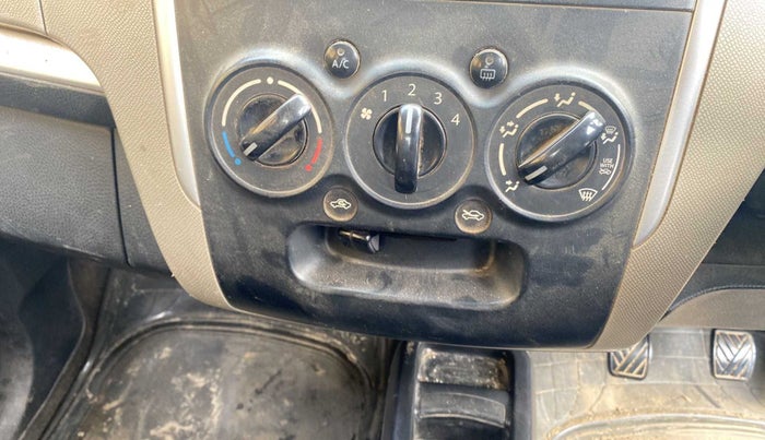 2015 Maruti Wagon R 1.0 VXI, Petrol, Manual, 51,918 km, AC Unit - Directional switch has minor damage