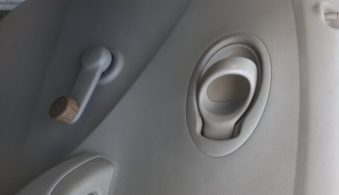 2017 Datsun Go T, Petrol, Manual, 91,787 km, Lock system - Door lock knob has minor damage