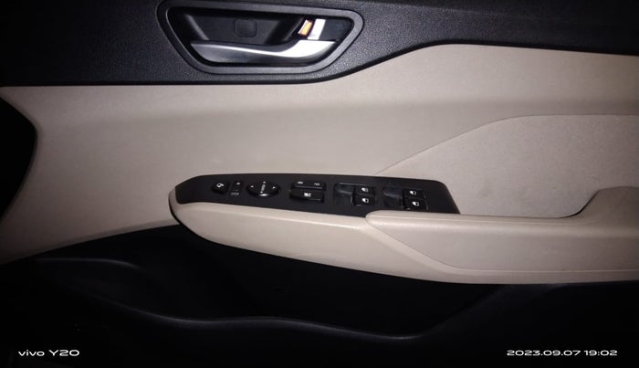 2017 Hyundai Verna 1.6 VTVT SX, Petrol, Manual, 45,719 km, Driver Side Door Panels Control