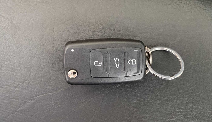 2017 Volkswagen Ameo HIGHLINE1.2L PLUS 16 ALLOY, Petrol, Manual, 1,01,291 km, Key Close Up