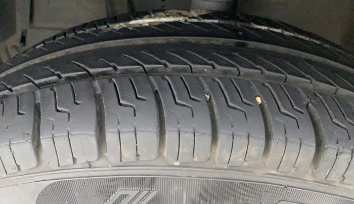 2017 Maruti Swift VXI, Petrol, Manual, 1,00,526 km, Left Front Tyre Tread