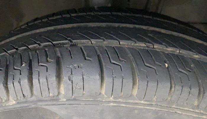 2017 Maruti Swift VXI, Petrol, Manual, 1,00,526 km, Right Front Tyre Tread