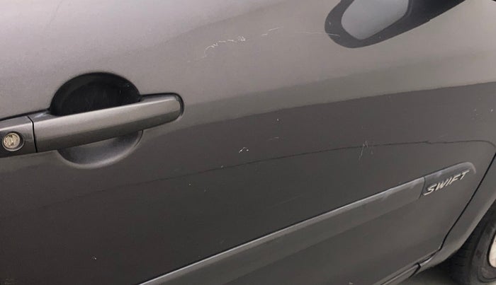 2017 Maruti Swift VXI, Petrol, Manual, 1,00,526 km, Driver-side door - Minor scratches