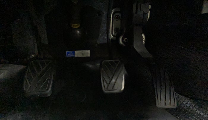 2017 Maruti Swift VXI, Petrol, Manual, 1,00,526 km, Pedals