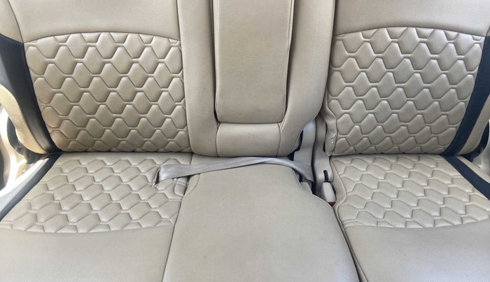 2014 Maruti Ertiga VXI, Petrol, Manual, 38,536 km, Second-row right seat - Cover slightly stained