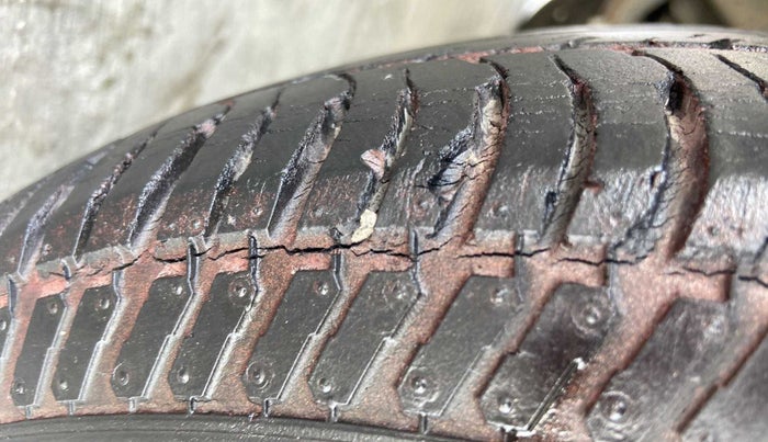 2013 Maruti Swift VXI, Petrol, Manual, 35,286 km, Left front tyre - Minor crack
