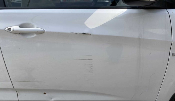 2014 Hyundai Verna FLUIDIC 1.6 VTVT SX, Petrol, Manual, 99,408 km, Driver-side door - Minor scratches