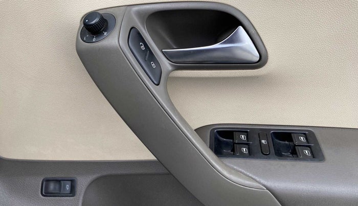 2013 Volkswagen Vento HIGHLINE 1.6 MPI, Petrol, Manual, 84,764 km, Driver Side Door Panels Control
