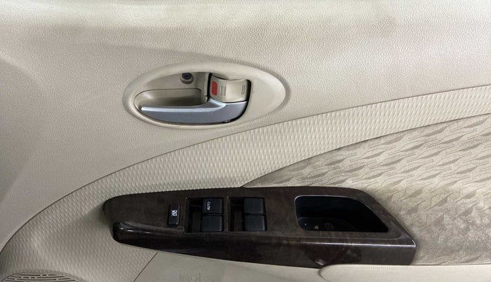 2018 Toyota Etios Liva V, CNG, Manual, 43,408 km, Driver Side Door Panels Control