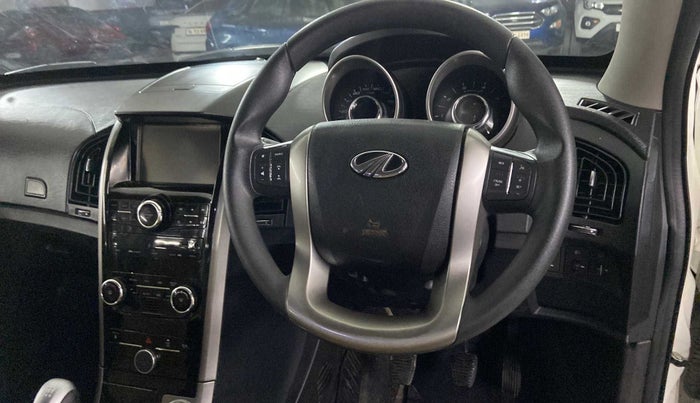 2019 Mahindra XUV500 W7, Diesel, Manual, 43,994 km, Steering wheel - Cruise control light not working
