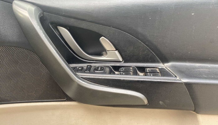 2017 Mahindra XUV500 W6, Diesel, Manual, 88,697 km, Driver Side Door Panels Control