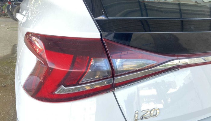 2022 Hyundai NEW I20 SPORTZ 1.2 MT DUAL TONE, Petrol, Manual, 14,647 km, Left tail light - Minor damage
