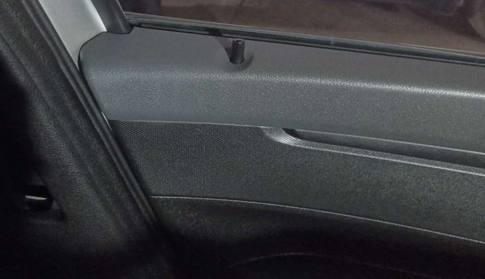 2020 Renault Kwid RXT 1.0 (O), Petrol, Manual, 22,820 km, Lock system - Door lock knob has minor damage