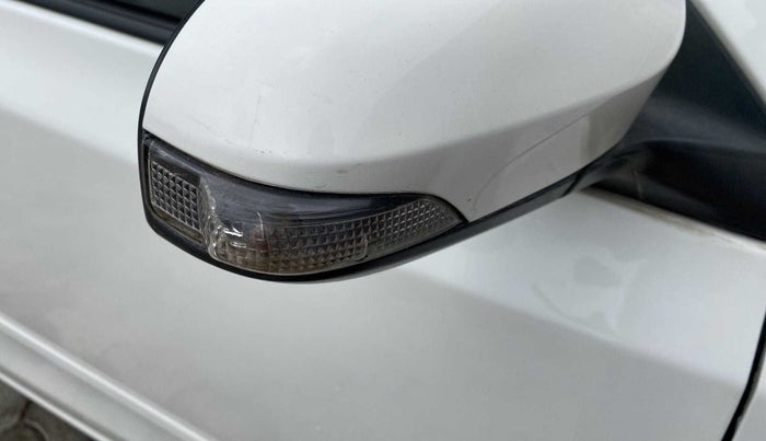 2017 Toyota Etios Liva VX, Petrol, Manual, 47,817 km, Right rear-view mirror - Indicator light has minor damage