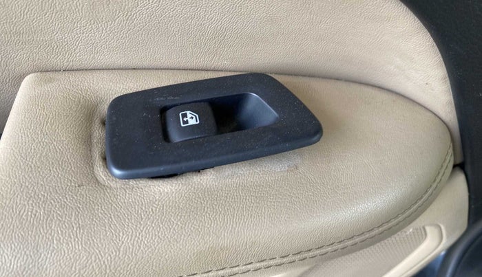 2018 Jeep Compass LONGITUDE (O) 2.0 DIESEL, Diesel, Manual, 53,759 km, Left rear window switch / handle - Minor damage