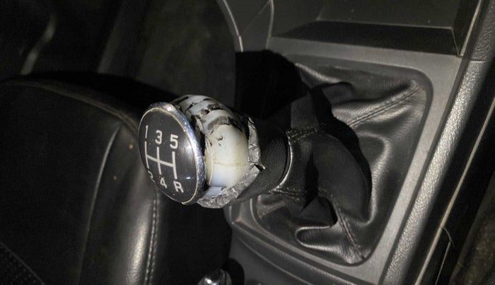 2016 Maruti Vitara Brezza VDI (O), Diesel, Manual, 74,347 km, Gear lever - Knob has minor damage