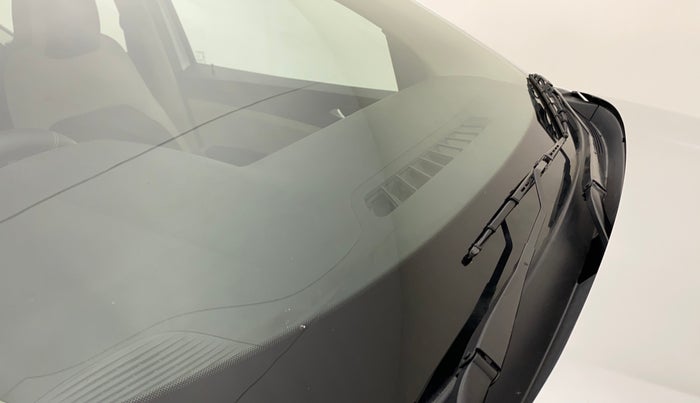 2022 Renault TRIBER RXZ, Petrol, Manual, 27,418 km, Front windshield - Minor spot on windshield