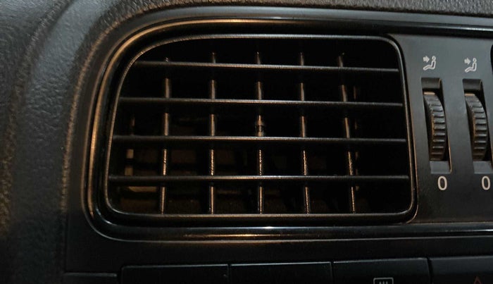 2014 Volkswagen Polo COMFORTLINE 1.2L, Petrol, Manual, 86,874 km, AC Unit - Front vent has minor damage
