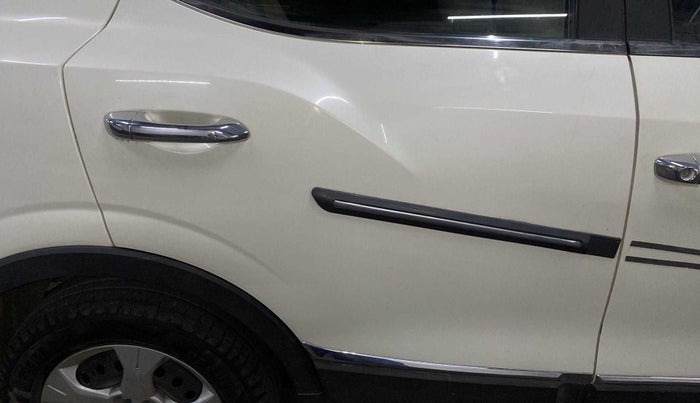2020 Mahindra XUV 3OO W6 1.2 PETROL, Petrol, Manual, 28,841 km, Right rear door - Minor scratches