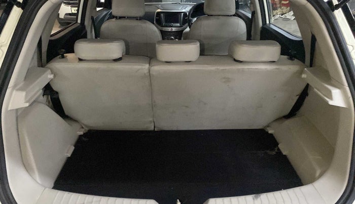 2020 Mahindra XUV300 W6 1.2 PETROL, Petrol, Manual, 29,125 km, Dicky (Boot door) - Parcel tray missing