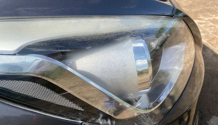 2016 Hyundai Verna 1.6 CRDI SX, Diesel, Manual, 32,007 km, Right headlight - Minor scratches