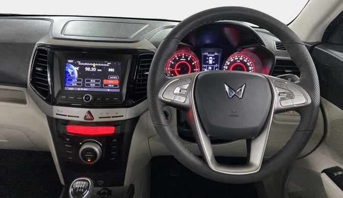 2023 Mahindra XUV300 W8 (O) 1.2 PETROL, Petrol, Manual, 1,410 km, Steering Wheel Close Up