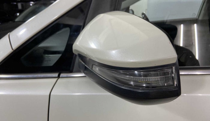2018 Toyota Innova Crysta 2.4 VX 7 STR, Diesel, Manual, 64,856 km, Right rear-view mirror - Indicator light has minor damage