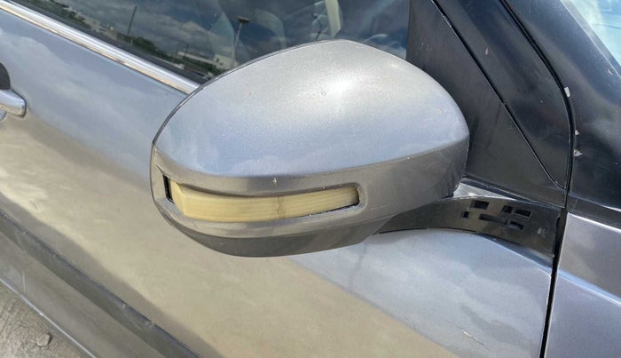 2015 Maruti Swift VDI ABS, Diesel, Manual, 81,040 km, Right rear-view mirror - Indicator light has minor damage