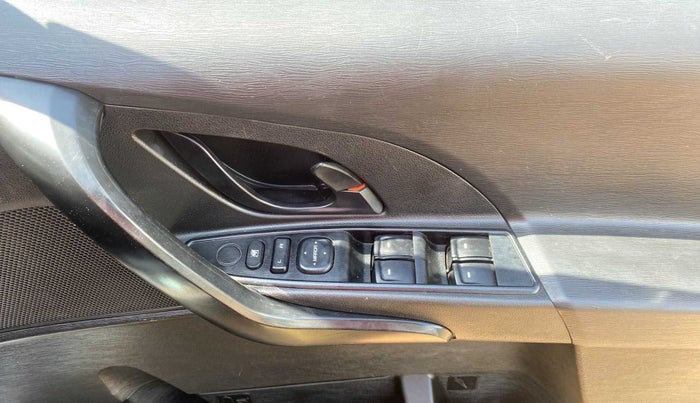 2021 Mahindra XUV500 W5, Diesel, Manual, 31,635 km, Driver Side Door Panels Control