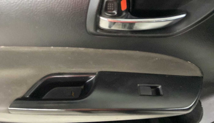 2013 Maruti Swift VXI, Petrol, Manual, 88,991 km, Left front window switch / handle - Window glass alignment not proper