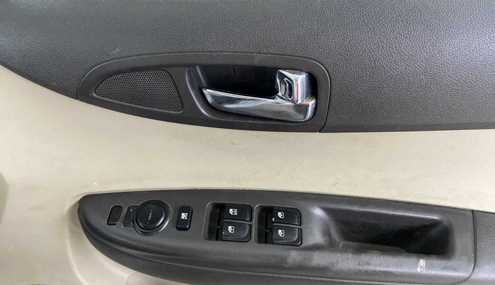 2014 Hyundai i20 SPORTZ 1.4 CRDI, Diesel, Manual, 90,218 km, Driver Side Door Panels Control