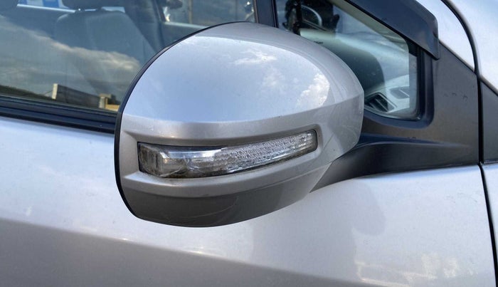 2015 Maruti Ertiga VXI CNG, CNG, Manual, 86,862 km, Right rear-view mirror - Indicator light has minor damage
