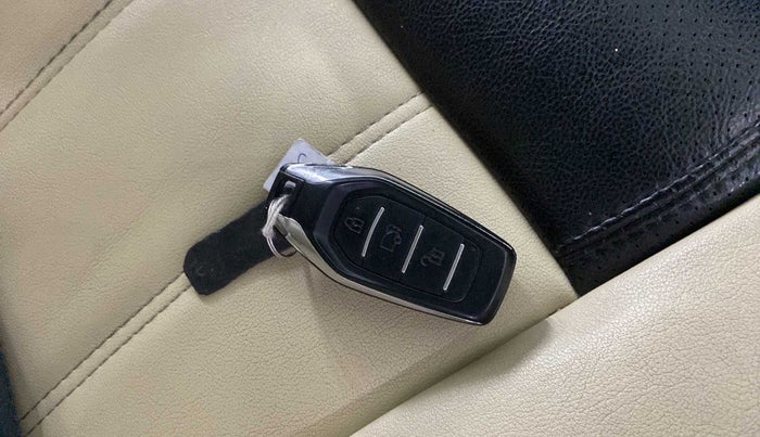 2019 Mahindra XUV500 W9 AT, Diesel, Automatic, 40,879 km, Key Close Up