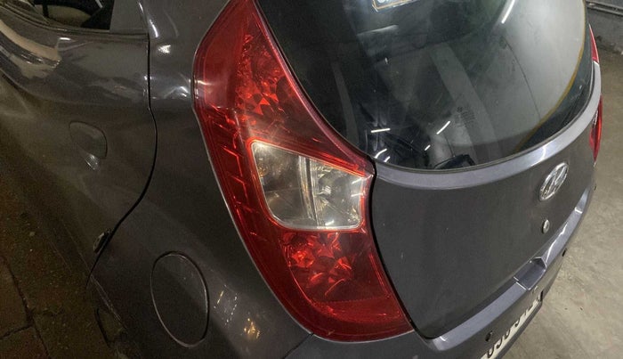 2016 Hyundai Eon MAGNA +, Petrol, Manual, 74,172 km, Left tail light - Minor scratches
