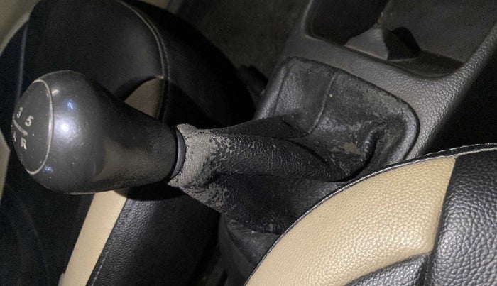 2016 Hyundai Eon MAGNA +, Petrol, Manual, 74,172 km, Gear lever - Boot cover slightly torn