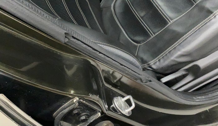 2017 Renault Kwid RXT 0.8, Petrol, Manual, 61,472 km, Driver-side door - Beading has minor damage