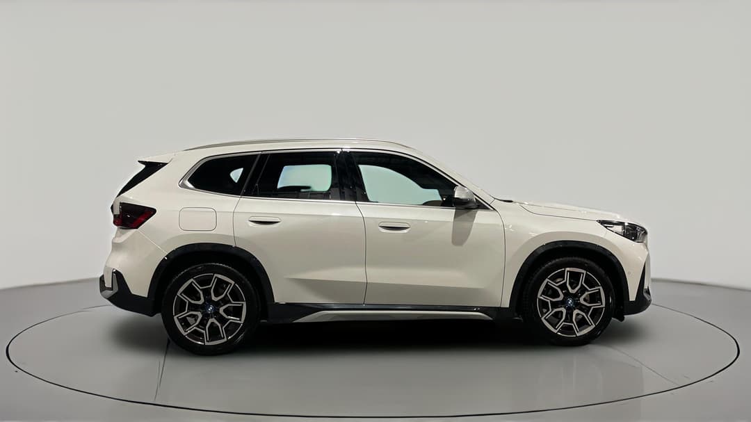 2024 BMW Ix1 Edrive20 Xline, Automatic, 46578 km, Right Side View