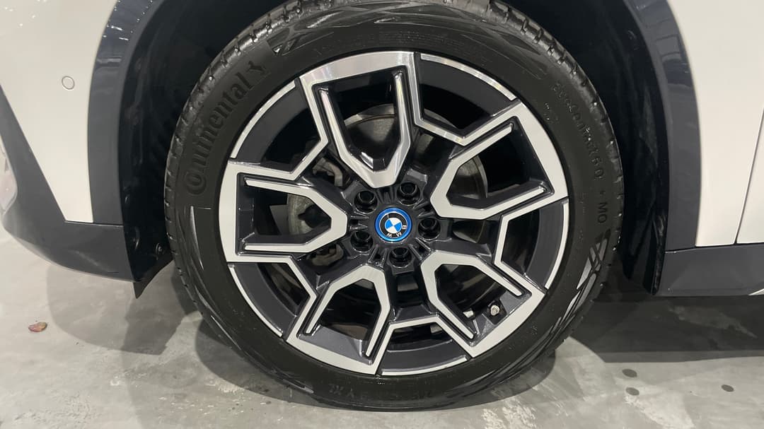 2024 BMW Ix1 Edrive20 Xline, Automatic, 46578 km, Left Front Wheel