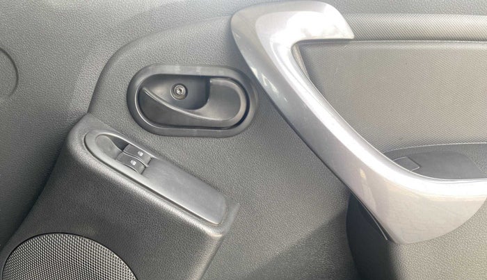 2014 Renault Duster 85 PS RXE DIESEL, Diesel, Manual, 1,23,236 km, Driver Side Door Panels Control