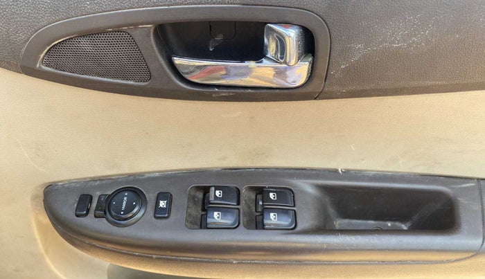 2011 Hyundai i20 SPORTZ 1.2, Petrol, Manual, 71,747 km, Driver Side Door Panels Control