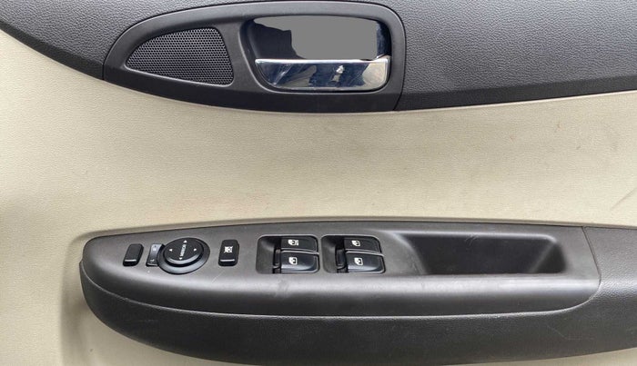 2014 Hyundai i20 SPORTZ 1.2, Petrol, Manual, 57,875 km, Driver Side Door Panels Control