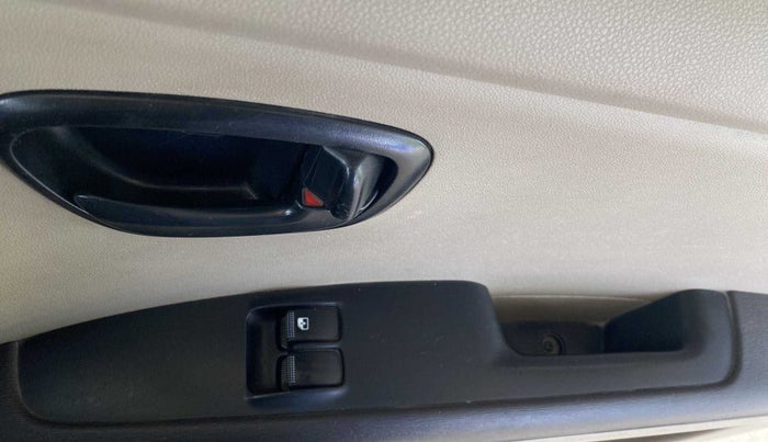 2013 Hyundai i10 ERA 1.1, Petrol, Manual, 95,945 km, Driver Side Door Panels Control