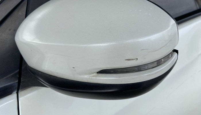 2017 Honda Amaze 1.2L I-VTEC VX AT, Petrol, Automatic, 40,935 km, Left rear-view mirror - Cover has minor damage