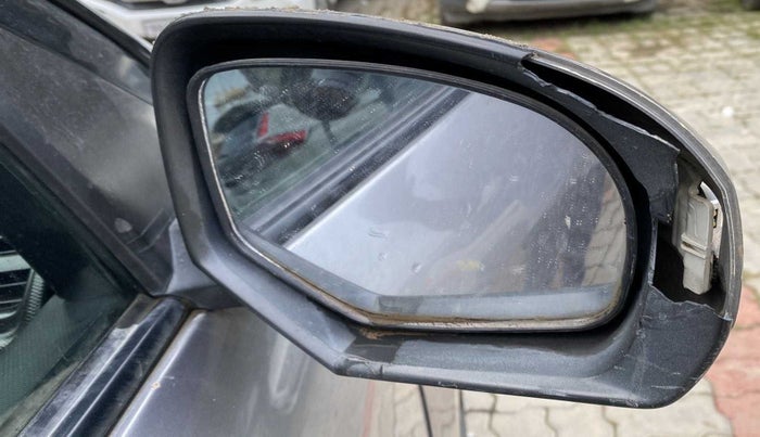 2014 Maruti Swift ZXI, Petrol, Manual, 64,087 km, Right rear-view mirror - Indicator light has minor damage