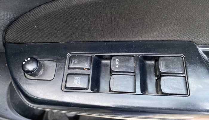 2014 Maruti Swift ZXI, Petrol, Manual, 64,087 km, Right front window switch / handle - Window glass alignment not proper