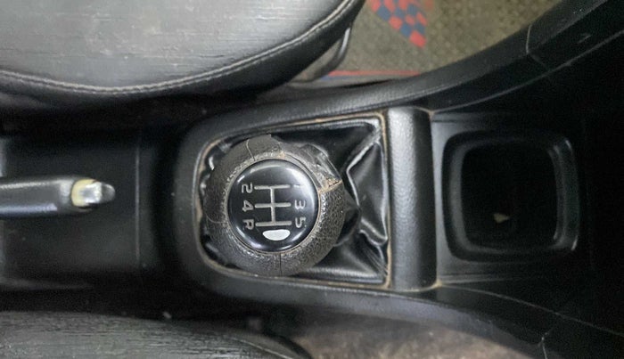 2014 Maruti Swift ZXI, Petrol, Manual, 64,087 km, Gear lever - Knob has minor damage