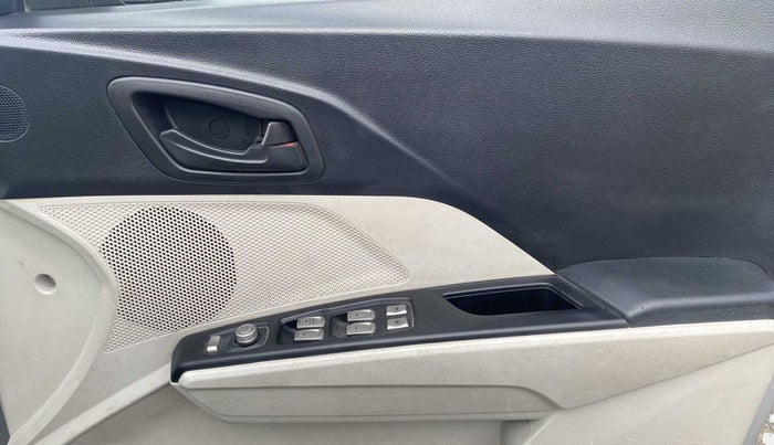 2019 Mahindra XUV300 W6 1.5 DIESEL, Diesel, Manual, 84,242 km, Driver Side Door Panels Control