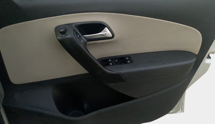 2014 Volkswagen Polo COMFORTLINE 1.2L, Petrol, Manual, 62,761 km, Driver Side Door Panels Control