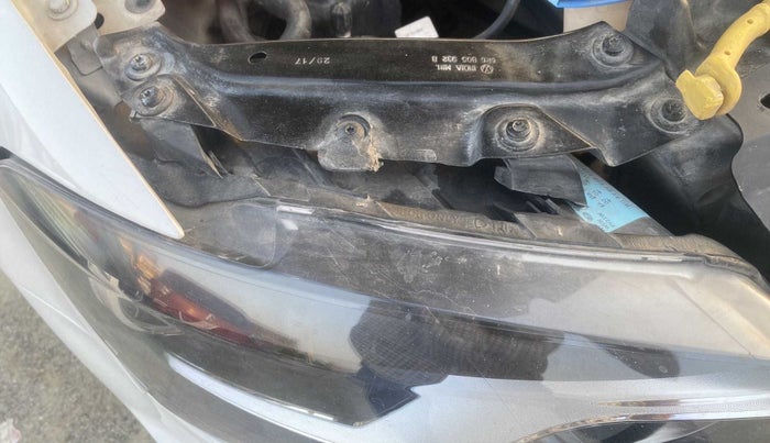 2017 Volkswagen Ameo HIGHLINE1.2L, Petrol, Manual, 92,721 km, Right headlight - Clamp has minor damage